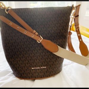 Michael Kors Brooke Signature Bucket Crossbody